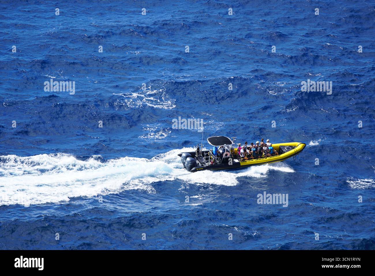 Personnes dans un bateau de sauvetage jaune naviguant sur l'océan ouvert avec équipage à bord. Bonifacio, Corse, France Banque D'Images