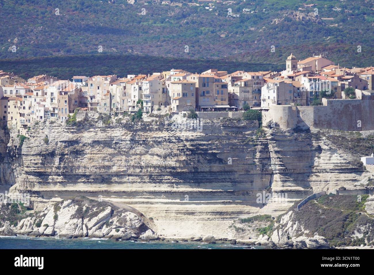 Ville méditerranéenne à flanc de falaise avec fortification historique surplombant la mer, falaises escarpées et littoral pittoresque. Bonifacio, Corse, France Banque D'Images