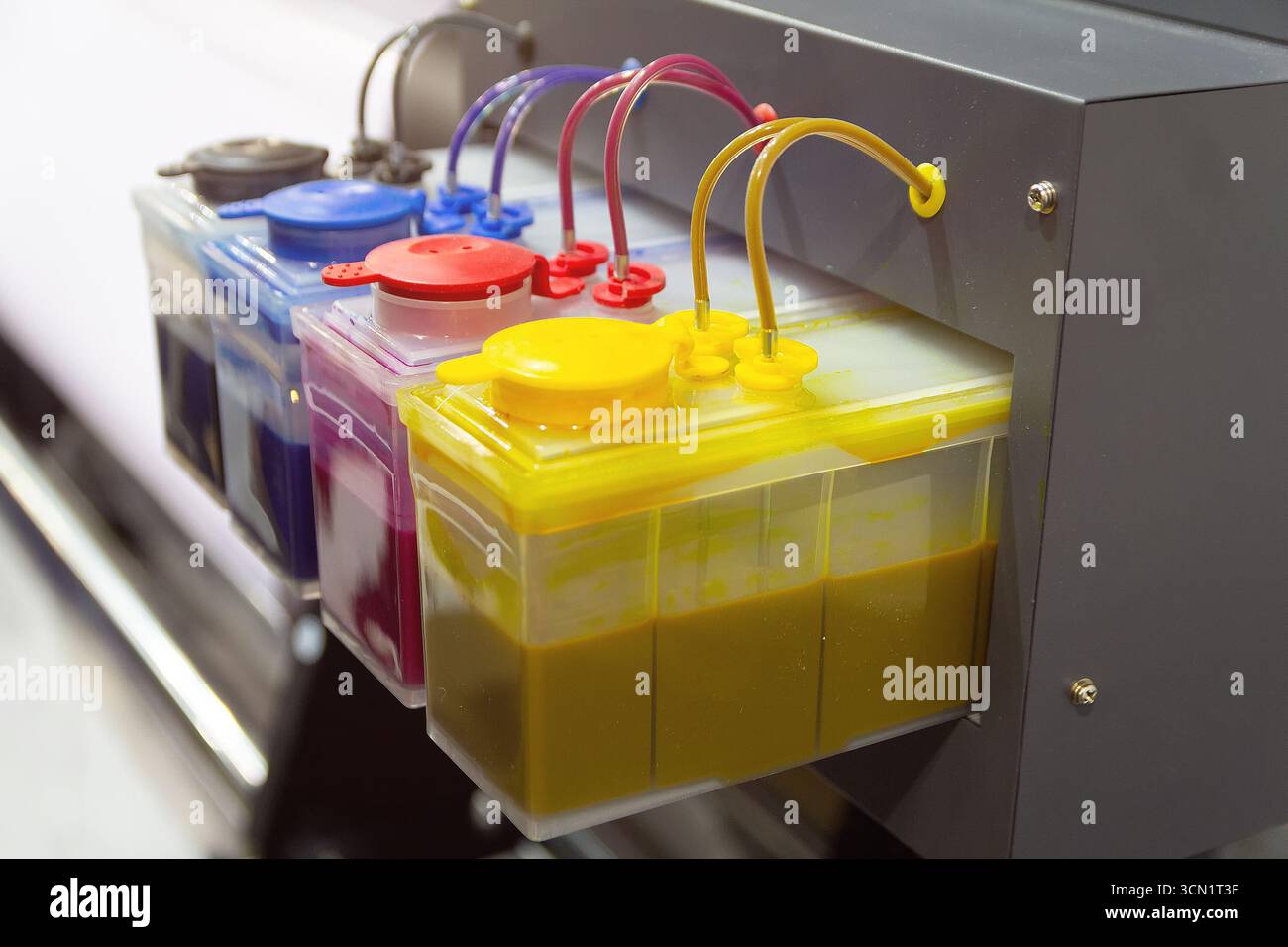 Gros plan sur la cartouche d'encre du traceur grand format. Industrie Banque D'Images