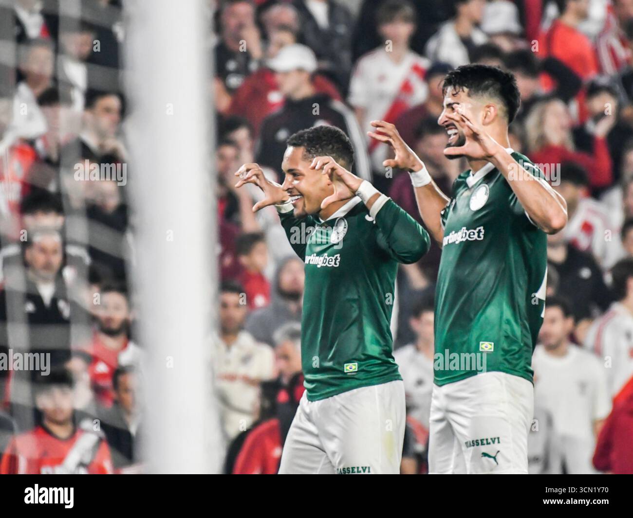17 septembre 2025. Stade monumental, Buenos Aires, Argentine. Vittor Roque (à gauche) célèbre son but dans le match entre River plate et Palmeiras. COPA CONMEBOL Libertadores. Crédit : Facundo Morales uniquement pour un usage éditorial Banque D'Images