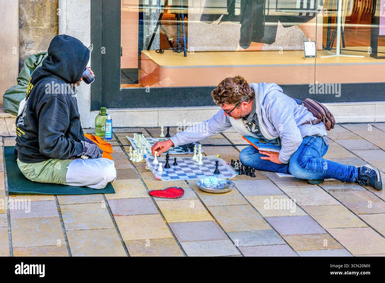 Deux hommes, un sans-abri, jouant aux échecs sur le trottoir de la rue nationale, Tours, Indre-et-Loire (37), France. Banque D'Images