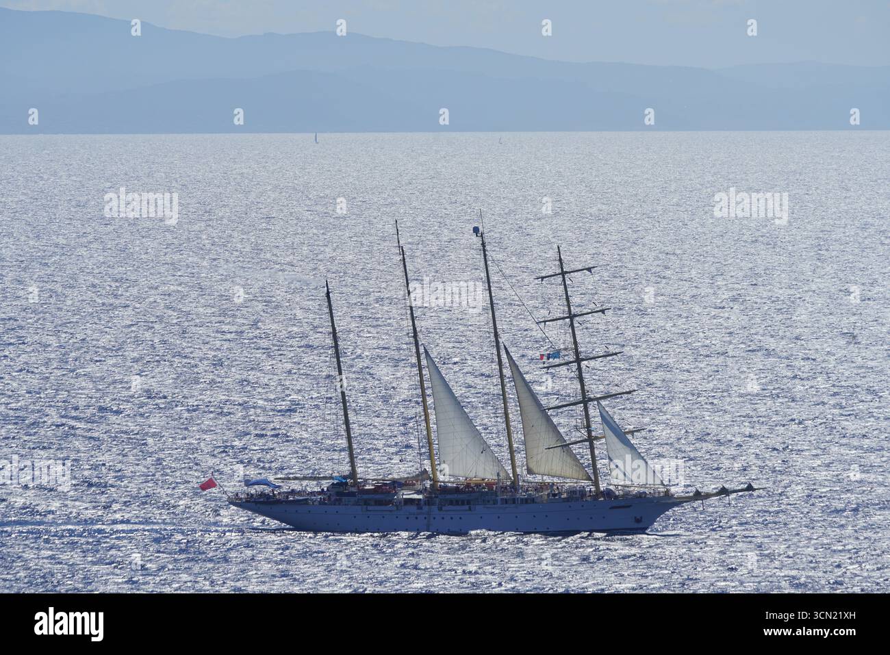 Élégant voilier à trois mâts qui vole à travers la mer calme sous le ciel bleu vif pendant le voyage de jour. Bonifacio, Corse, France Banque D'Images