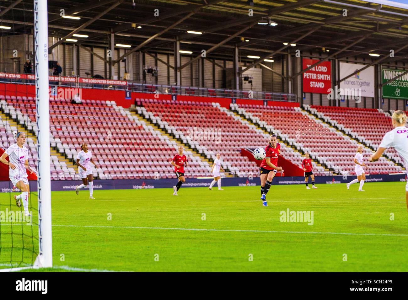Elisabeth Terland, de Manchester United Women, marque V.S. Brann Women dans le troisième tour de qualification de l'UEFA Champions League au Leigh Sports Village, Greater Manchester, le 18 septembre 2025 Banque D'Images