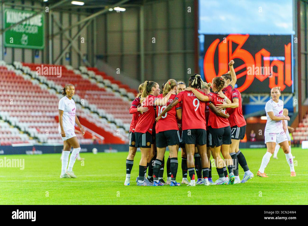 Manchester United Women célèbre après qu'Elisabeth Terland ait marqué V.S. Brann Women dans le troisième tour de qualification de l'UEFA Champions League au Leigh Sports Village, Greater Manchester, le 18 septembre 2025 Banque D'Images