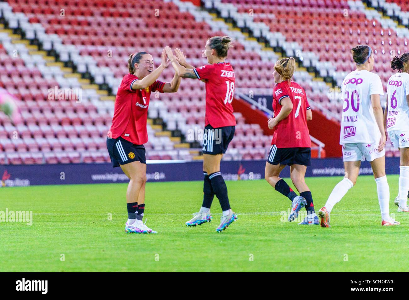 Manchester United Women célèbre après qu'Elisabeth Terland ait marqué V.S. Brann Women dans le troisième tour de qualification de l'UEFA Champions League au Leigh Sports Village, Greater Manchester, le 18 septembre 2025 Banque D'Images