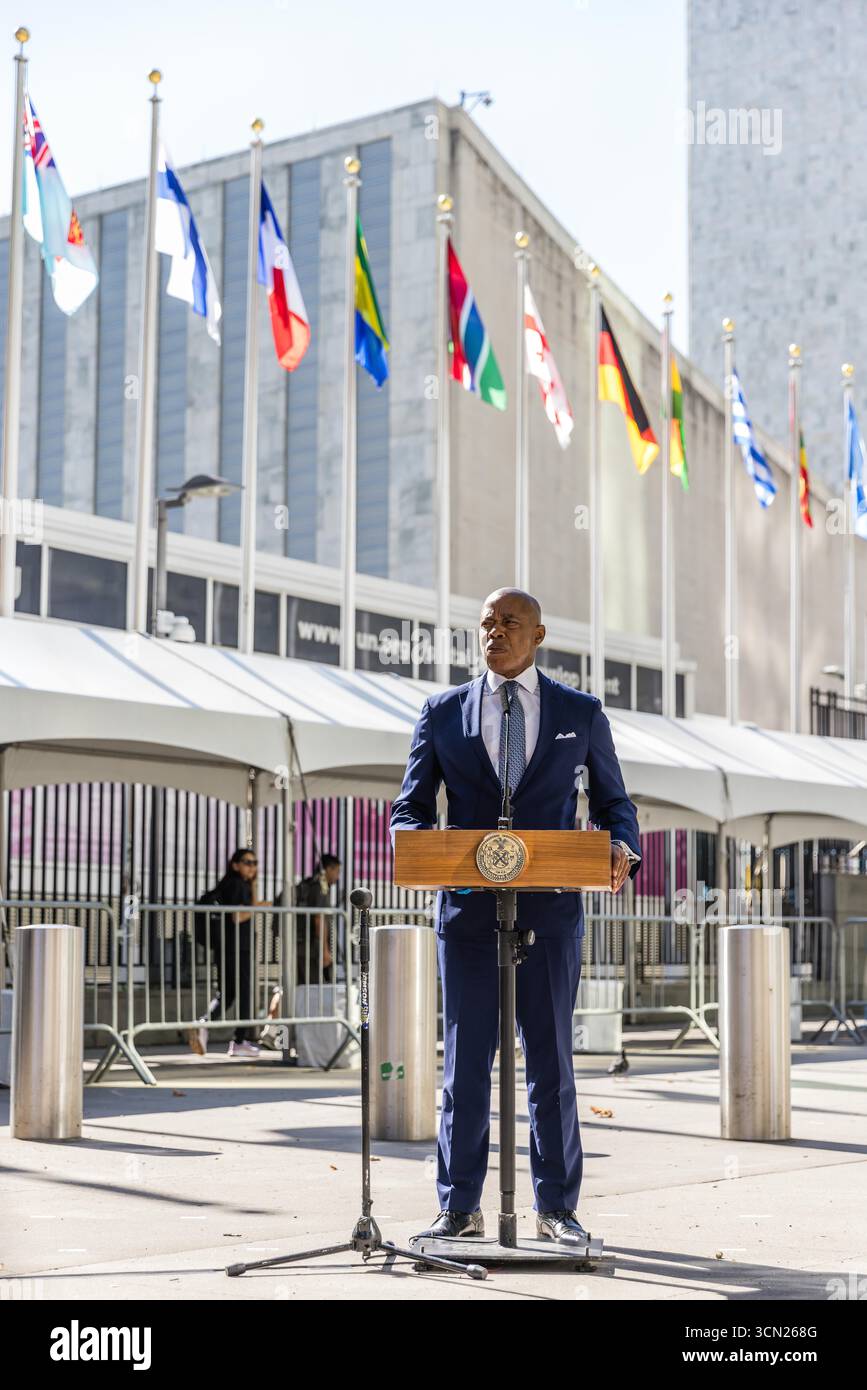 Jessica Tisch, commissaire du New York police Department (NYPD), de gauche à droite, Eric Adams, maire de New York, et Matt McCool, agent spécial chargé du bureau de New York des United States secret Service (USSS), lors d’une conférence de presse au siège des Nations Unies à New York, États-Unis, le jeudi 18 septembre 2025. La 80e session de l'Assemblée générale des Nations Unies (AGNU) se déroule du 9 au 25 septembre, sur le thème "mieux ensemble : 80 ans et plus pour la paix, le développement et les droits de l'homme". Banque D'Images