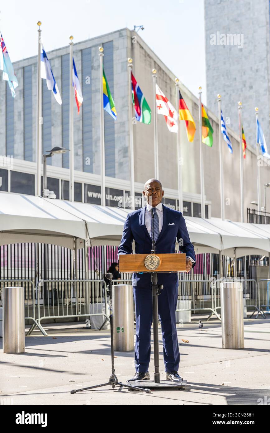 Jessica Tisch, commissaire du New York police Department (NYPD), de gauche à droite, Eric Adams, maire de New York, et Matt McCool, agent spécial chargé du bureau de New York des United States secret Service (USSS), lors d’une conférence de presse au siège des Nations Unies à New York, États-Unis, le jeudi 18 septembre 2025. La 80e session de l'Assemblée générale des Nations Unies (AGNU) se déroule du 9 au 25 septembre, sur le thème "mieux ensemble : 80 ans et plus pour la paix, le développement et les droits de l'homme". Banque D'Images