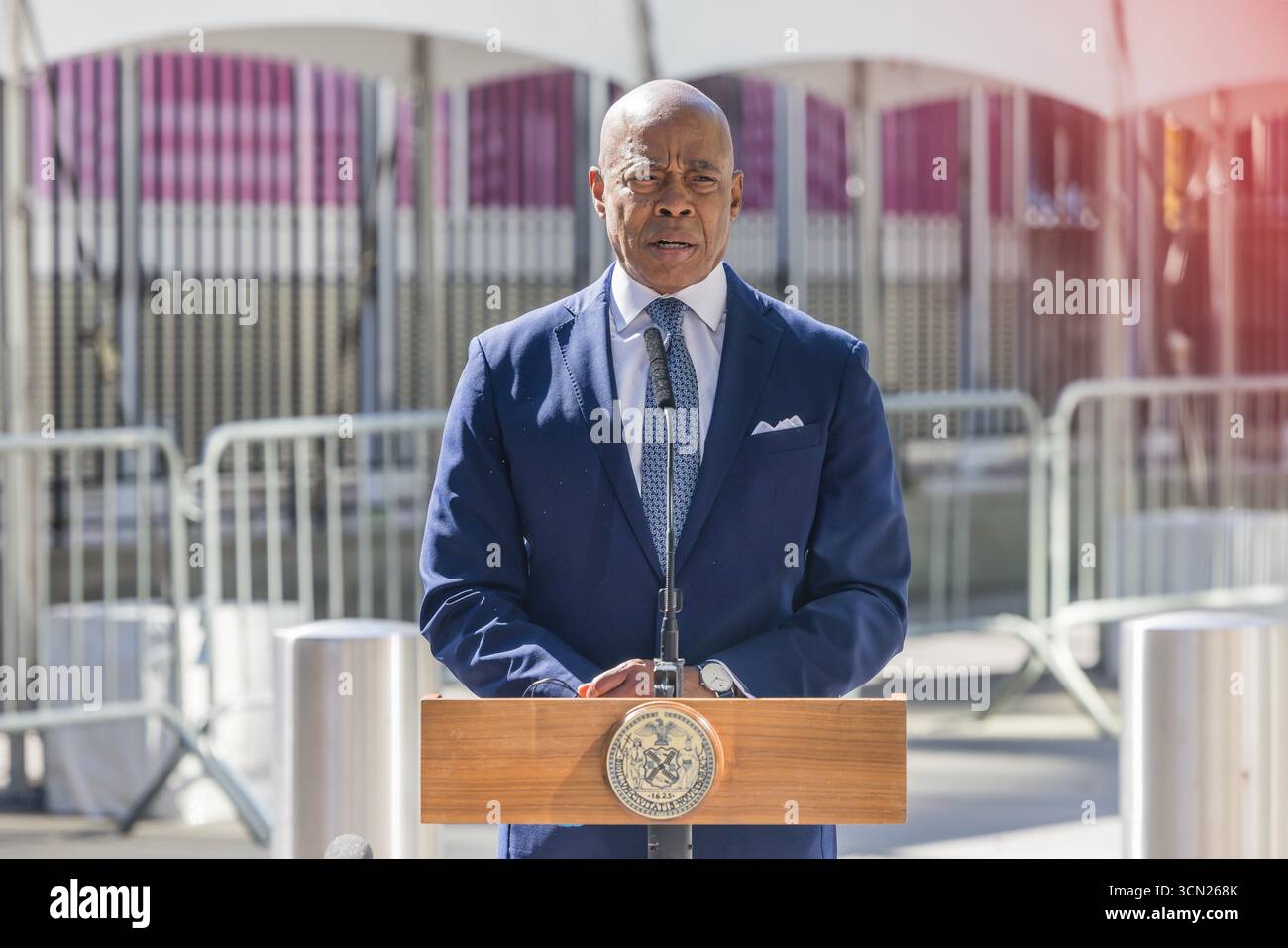 Jessica Tisch, commissaire du New York police Department (NYPD), de gauche à droite, Eric Adams, maire de New York, et Matt McCool, agent spécial chargé du bureau de New York des United States secret Service (USSS), lors d’une conférence de presse au siège des Nations Unies à New York, États-Unis, le jeudi 18 septembre 2025. La 80e session de l'Assemblée générale des Nations Unies (AGNU) se déroule du 9 au 25 septembre, sur le thème "mieux ensemble : 80 ans et plus pour la paix, le développement et les droits de l'homme". Banque D'Images