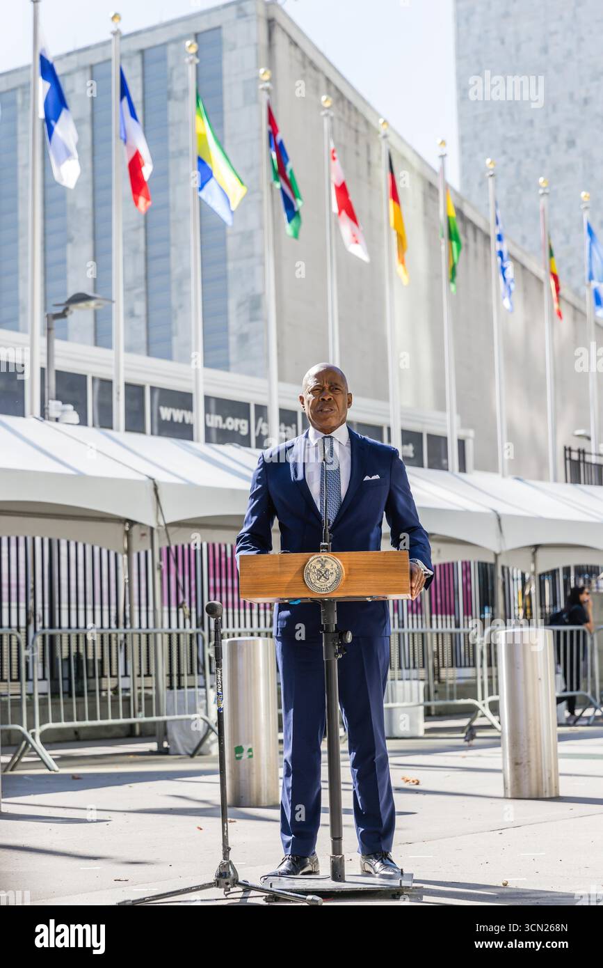 Jessica Tisch, commissaire du New York police Department (NYPD), de gauche à droite, Eric Adams, maire de New York, et Matt McCool, agent spécial chargé du bureau de New York des United States secret Service (USSS), lors d’une conférence de presse au siège des Nations Unies à New York, États-Unis, le jeudi 18 septembre 2025. La 80e session de l'Assemblée générale des Nations Unies (AGNU) se déroule du 9 au 25 septembre, sur le thème "mieux ensemble : 80 ans et plus pour la paix, le développement et les droits de l'homme". Banque D'Images