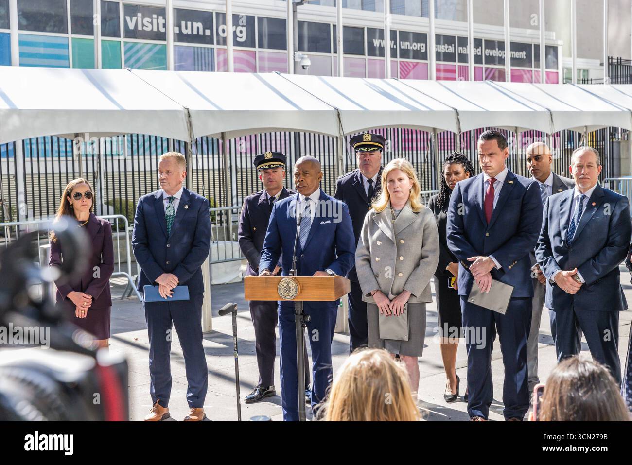 Conférence de presse au siège des Nations Unies à New York Jessica Tisch, commissaire du Département de police de New York NYPD, de gauche à droite, Eric Adams, maire de New York, et Matt McCool, agent spécial chargé du bureau de New York de l'USSS des services secrets des États-Unis, lors d'une conférence de presse au siège des Nations Unies à New York, États-Unis, le jeudi 18 septembre 2025. La 80e session de l’Assemblée générale des Nations Unies se déroule du 9 au 25 septembre, sur le thème mieux ensemble : 80 ans et plus pour la paix, le développement et les droits de l’homme. Banque D'Images