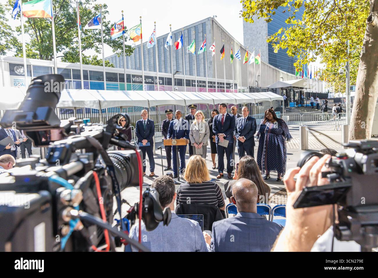 Conférence de presse au siège des Nations Unies à New York Jessica Tisch, commissaire du Département de police de New York NYPD, de gauche à droite, Eric Adams, maire de New York, et Matt McCool, agent spécial chargé du bureau de New York de l'USSS des services secrets des États-Unis, lors d'une conférence de presse au siège des Nations Unies à New York, États-Unis, le jeudi 18 septembre 2025. La 80e session de l’Assemblée générale des Nations Unies se déroule du 9 au 25 septembre, sur le thème mieux ensemble : 80 ans et plus pour la paix, le développement et les droits de l’homme. Banque D'Images