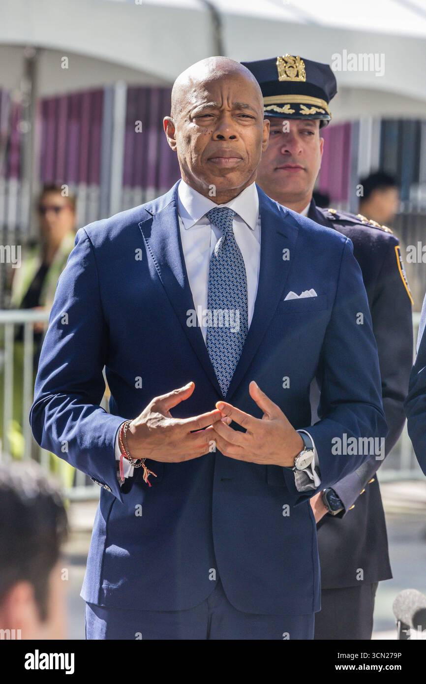 Conférence de presse au siège des Nations Unies à New York Jessica Tisch, commissaire du Département de police de New York NYPD, de gauche à droite, Eric Adams, maire de New York, et Matt McCool, agent spécial chargé du bureau de New York de l'USSS des services secrets des États-Unis, lors d'une conférence de presse au siège des Nations Unies à New York, États-Unis, le jeudi 18 septembre 2025. La 80e session de l’Assemblée générale des Nations Unies se déroule du 9 au 25 septembre, sur le thème mieux ensemble : 80 ans et plus pour la paix, le développement et les droits de l’homme. Banque D'Images
