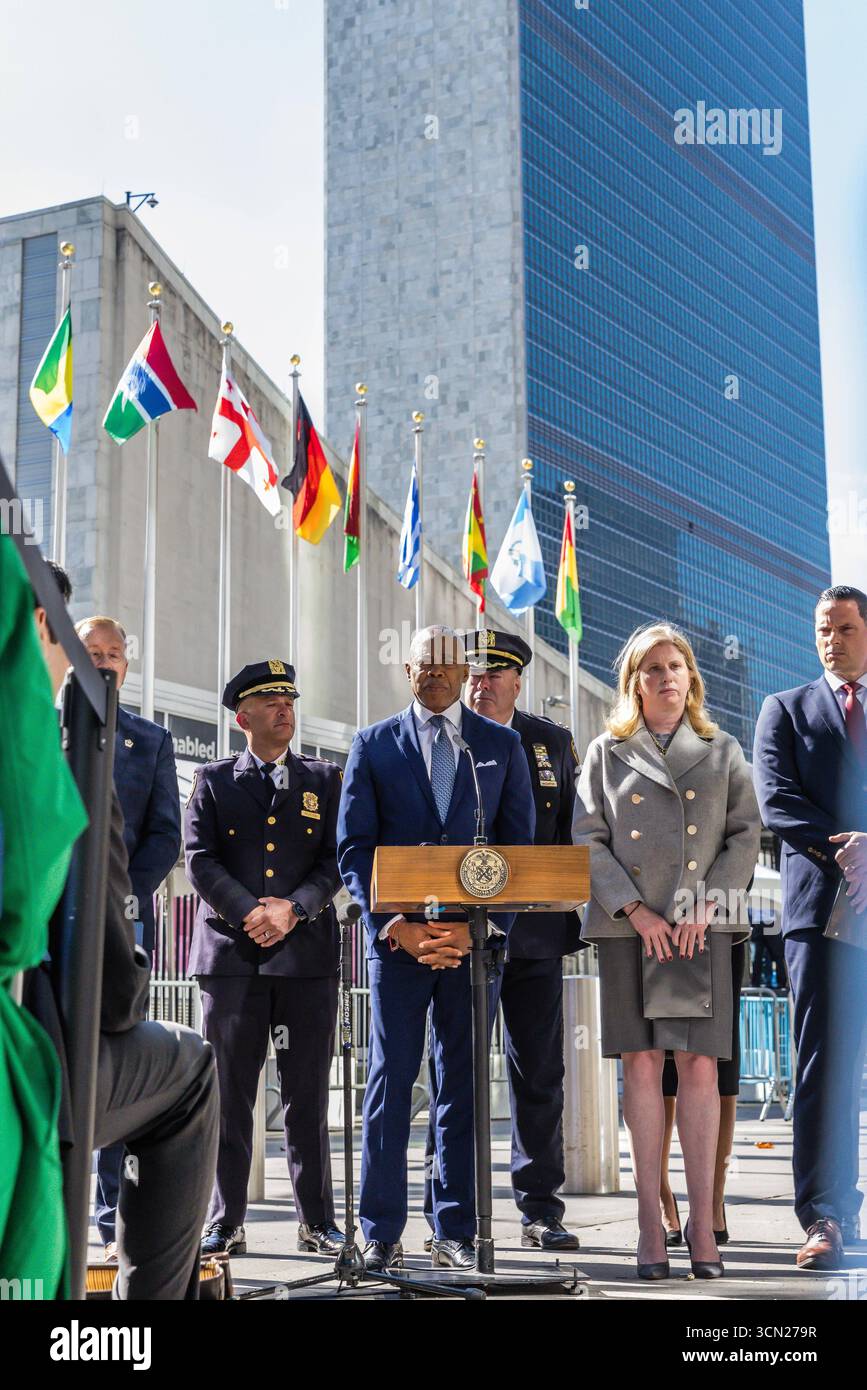 Conférence de presse au siège des Nations Unies à New York Jessica Tisch, commissaire du Département de police de New York NYPD, de gauche à droite, Eric Adams, maire de New York, et Matt McCool, agent spécial chargé du bureau de New York de l'USSS des services secrets des États-Unis, lors d'une conférence de presse au siège des Nations Unies à New York, États-Unis, le jeudi 18 septembre 2025. La 80e session de l’Assemblée générale des Nations Unies se déroule du 9 au 25 septembre, sur le thème mieux ensemble : 80 ans et plus pour la paix, le développement et les droits de l’homme. Banque D'Images