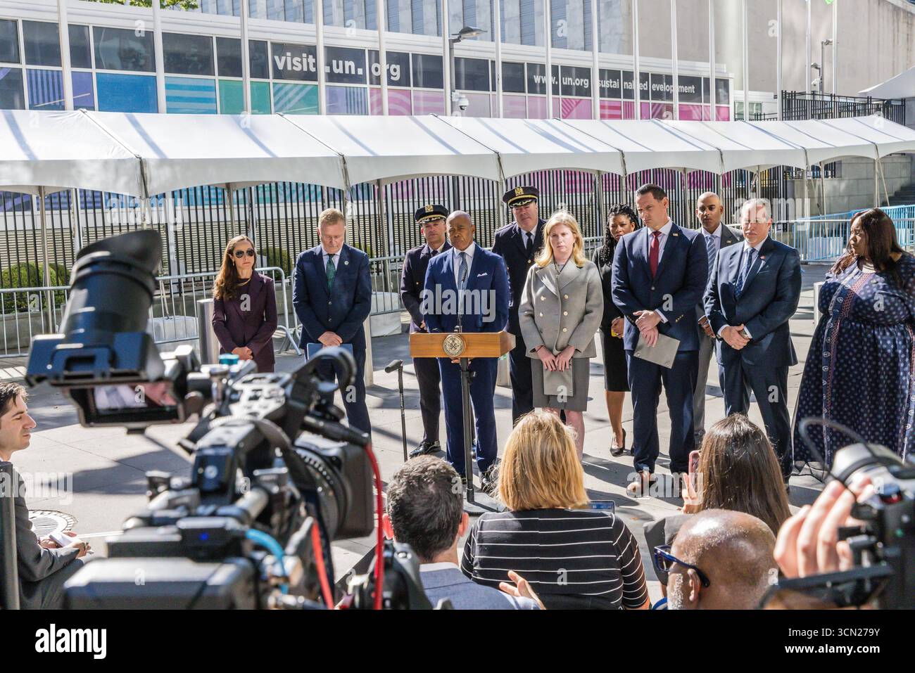 Conférence de presse au siège des Nations Unies à New York Jessica Tisch, commissaire du Département de police de New York NYPD, de gauche à droite, Eric Adams, maire de New York, et Matt McCool, agent spécial chargé du bureau de New York de l'USSS des services secrets des États-Unis, lors d'une conférence de presse au siège des Nations Unies à New York, États-Unis, le jeudi 18 septembre 2025. La 80e session de l’Assemblée générale des Nations Unies se déroule du 9 au 25 septembre, sur le thème mieux ensemble : 80 ans et plus pour la paix, le développement et les droits de l’homme. Banque D'Images