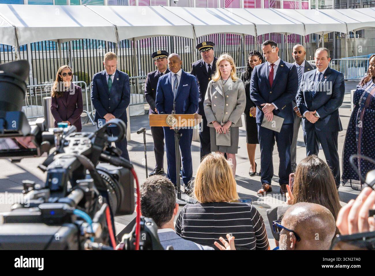 Conférence de presse au siège des Nations Unies à New York Jessica Tisch, commissaire du Département de police de New York NYPD, de gauche à droite, Eric Adams, maire de New York, et Matt McCool, agent spécial chargé du bureau de New York de l'USSS des services secrets des États-Unis, lors d'une conférence de presse au siège des Nations Unies à New York, États-Unis, le jeudi 18 septembre 2025. La 80e session de l’Assemblée générale des Nations Unies se déroule du 9 au 25 septembre, sur le thème mieux ensemble : 80 ans et plus pour la paix, le développement et les droits de l’homme. Banque D'Images
