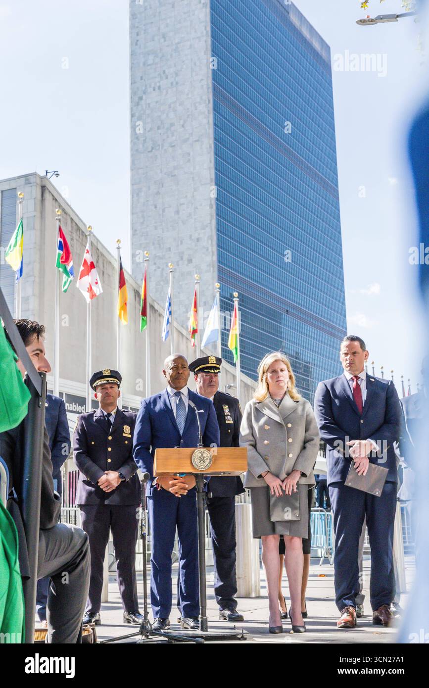 Conférence de presse au siège des Nations Unies à New York Jessica Tisch, commissaire du Département de police de New York NYPD, de gauche à droite, Eric Adams, maire de New York, et Matt McCool, agent spécial chargé du bureau de New York de l'USSS des services secrets des États-Unis, lors d'une conférence de presse au siège des Nations Unies à New York, États-Unis, le jeudi 18 septembre 2025. La 80e session de l’Assemblée générale des Nations Unies se déroule du 9 au 25 septembre, sur le thème mieux ensemble : 80 ans et plus pour la paix, le développement et les droits de l’homme. Banque D'Images