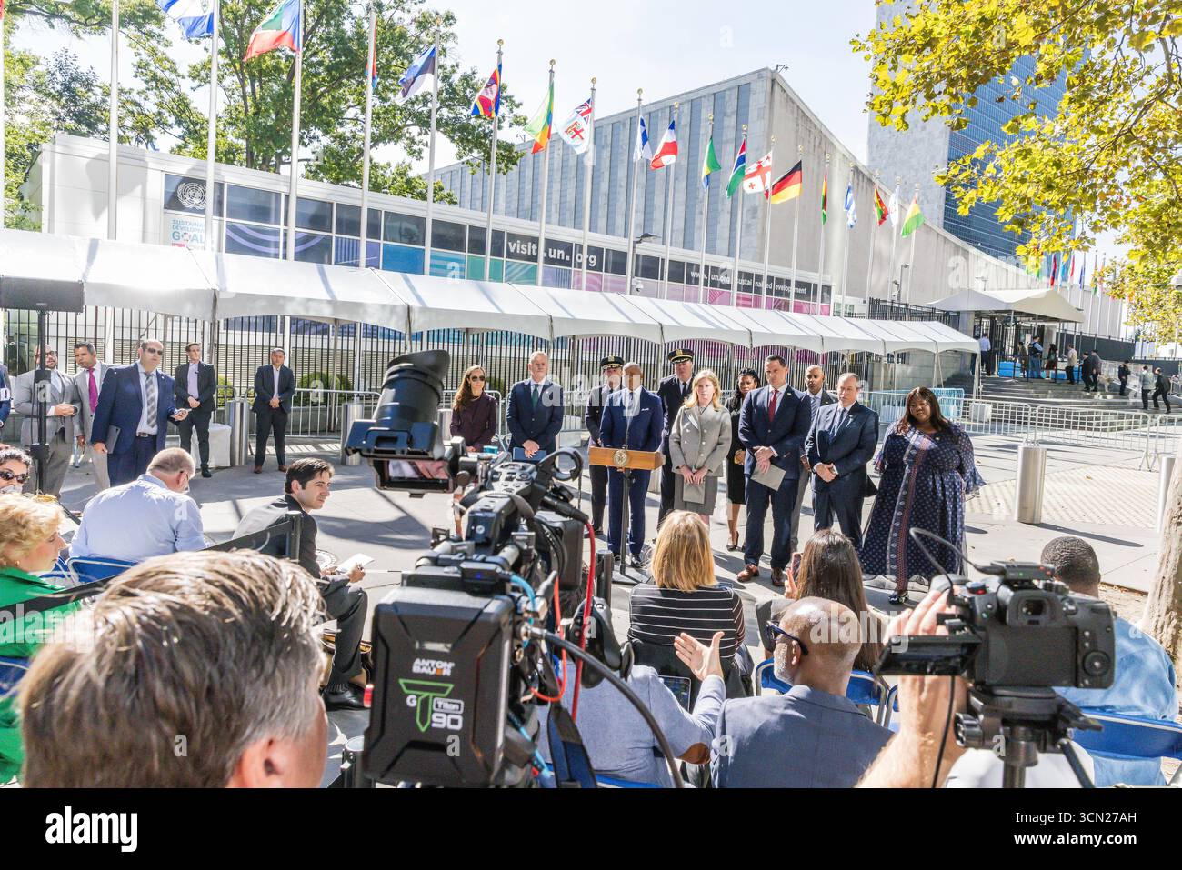 Conférence de presse au siège des Nations Unies à New York Jessica Tisch, commissaire du Département de police de New York NYPD, de gauche à droite, Eric Adams, maire de New York, et Matt McCool, agent spécial chargé du bureau de New York de l'USSS des services secrets des États-Unis, lors d'une conférence de presse au siège des Nations Unies à New York, États-Unis, le jeudi 18 septembre 2025. La 80e session de l’Assemblée générale des Nations Unies se déroule du 9 au 25 septembre, sur le thème mieux ensemble : 80 ans et plus pour la paix, le développement et les droits de l’homme. Banque D'Images