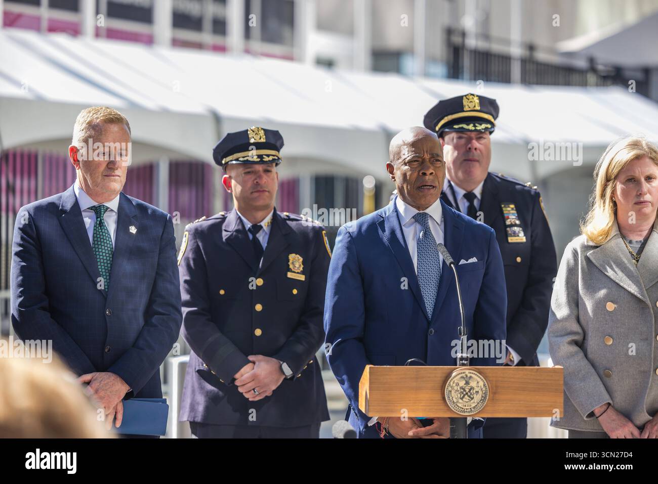 Conférence de presse au siège des Nations Unies à New York Jessica Tisch, commissaire du Département de police de New York NYPD, de gauche à droite, Eric Adams, maire de New York, et Matt McCool, agent spécial chargé du bureau de New York de l'USSS des services secrets des États-Unis, lors d'une conférence de presse au siège des Nations Unies à New York, États-Unis, le jeudi 18 septembre 2025. La 80e session de l’Assemblée générale des Nations Unies se déroule du 9 au 25 septembre, sur le thème mieux ensemble : 80 ans et plus pour la paix, le développement et les droits de l’homme. Banque D'Images