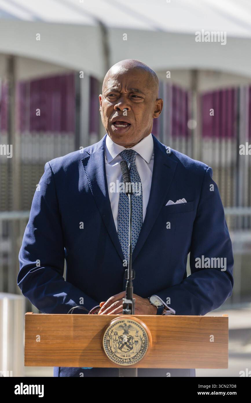 Conférence de presse au siège des Nations Unies à New York Jessica Tisch, commissaire du Département de police de New York NYPD, de gauche à droite, Eric Adams, maire de New York, et Matt McCool, agent spécial chargé du bureau de New York de l'USSS des services secrets des États-Unis, lors d'une conférence de presse au siège des Nations Unies à New York, États-Unis, le jeudi 18 septembre 2025. La 80e session de l’Assemblée générale des Nations Unies se déroule du 9 au 25 septembre, sur le thème mieux ensemble : 80 ans et plus pour la paix, le développement et les droits de l’homme. Banque D'Images