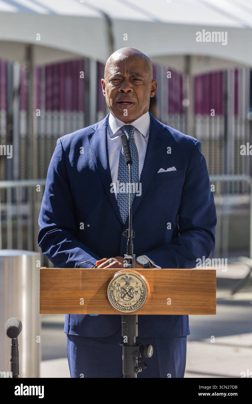 Conférence de presse au siège des Nations Unies à New York Jessica Tisch, commissaire du Département de police de New York NYPD, de gauche à droite, Eric Adams, maire de New York, et Matt McCool, agent spécial chargé du bureau de New York de l'USSS des services secrets des États-Unis, lors d'une conférence de presse au siège des Nations Unies à New York, États-Unis, le jeudi 18 septembre 2025. La 80e session de l’Assemblée générale des Nations Unies se déroule du 9 au 25 septembre, sur le thème mieux ensemble : 80 ans et plus pour la paix, le développement et les droits de l’homme. Banque D'Images