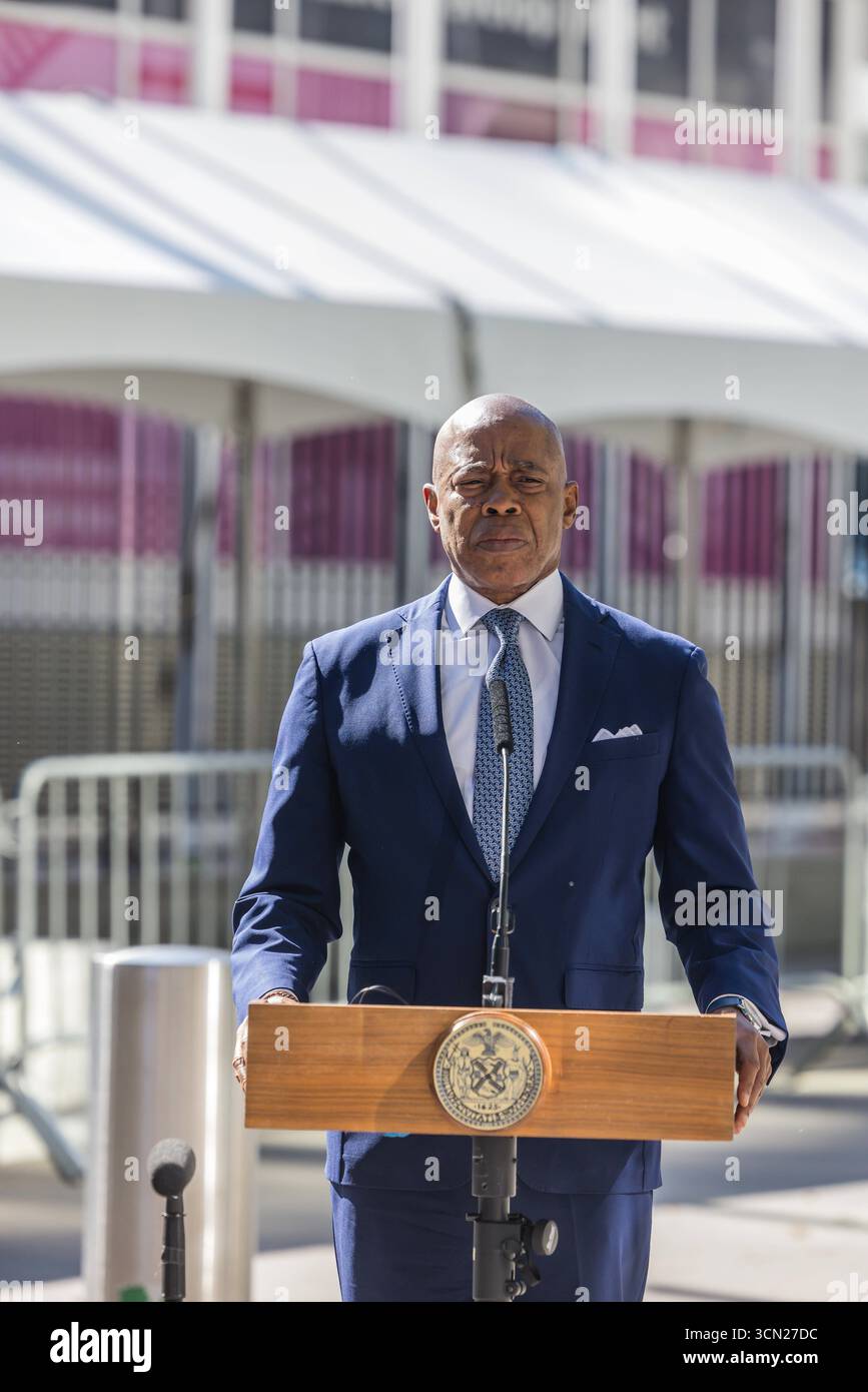 Conférence de presse au siège des Nations Unies à New York Jessica Tisch, commissaire du Département de police de New York NYPD, de gauche à droite, Eric Adams, maire de New York, et Matt McCool, agent spécial chargé du bureau de New York de l'USSS des services secrets des États-Unis, lors d'une conférence de presse au siège des Nations Unies à New York, États-Unis, le jeudi 18 septembre 2025. La 80e session de l’Assemblée générale des Nations Unies se déroule du 9 au 25 septembre, sur le thème mieux ensemble : 80 ans et plus pour la paix, le développement et les droits de l’homme. Banque D'Images