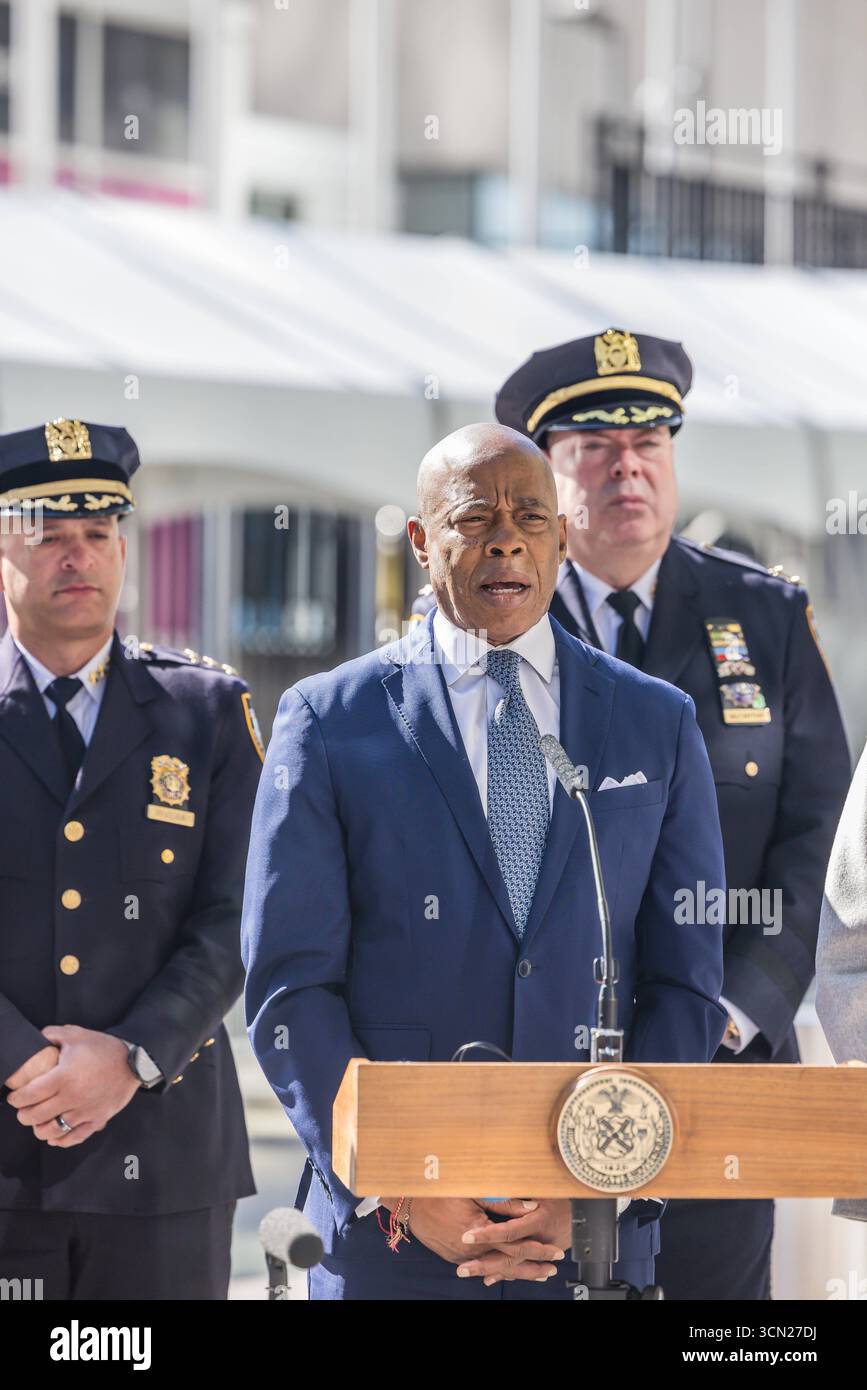 Conférence de presse au siège des Nations Unies à New York Jessica Tisch, commissaire du Département de police de New York NYPD, de gauche à droite, Eric Adams, maire de New York, et Matt McCool, agent spécial chargé du bureau de New York de l'USSS des services secrets des États-Unis, lors d'une conférence de presse au siège des Nations Unies à New York, États-Unis, le jeudi 18 septembre 2025. La 80e session de l’Assemblée générale des Nations Unies se déroule du 9 au 25 septembre, sur le thème mieux ensemble : 80 ans et plus pour la paix, le développement et les droits de l’homme. Banque D'Images