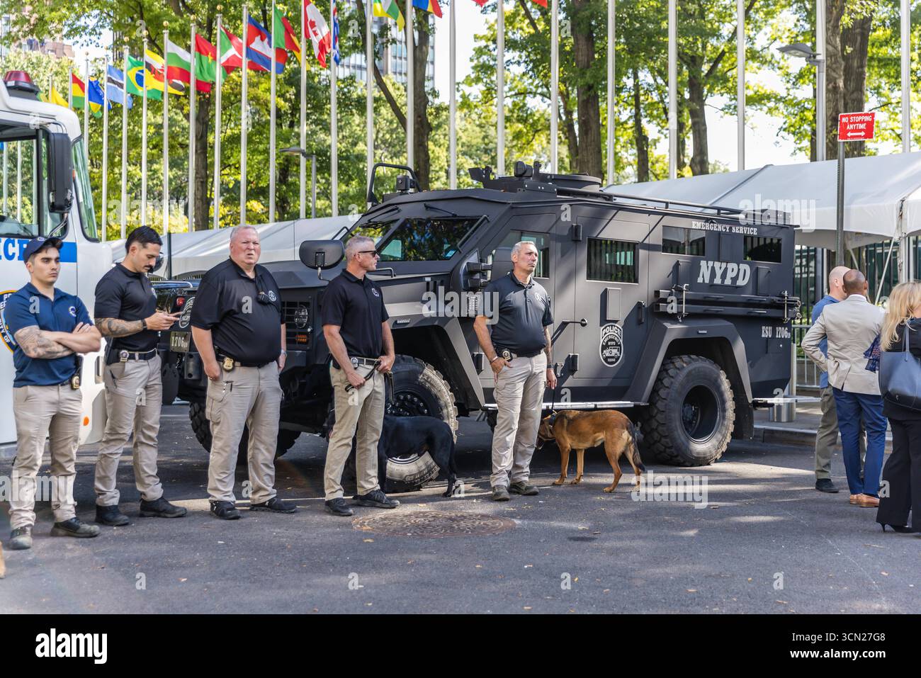 Conférence de presse au siège des Nations Unies à New York Jessica Tisch, commissaire du Département de police de New York NYPD, de gauche à droite, Eric Adams, maire de New York, et Matt McCool, agent spécial chargé du bureau de New York de l'USSS des services secrets des États-Unis, lors d'une conférence de presse au siège des Nations Unies à New York, États-Unis, le jeudi 18 septembre 2025. La 80e session de l’Assemblée générale des Nations Unies se déroule du 9 au 25 septembre, sur le thème mieux ensemble : 80 ans et plus pour la paix, le développement et les droits de l’homme. Banque D'Images