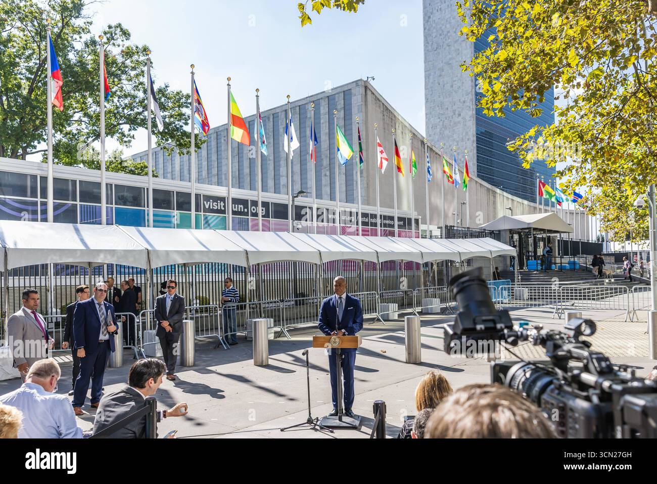 Conférence de presse au siège des Nations Unies à New York Jessica Tisch, commissaire du Département de police de New York NYPD, de gauche à droite, Eric Adams, maire de New York, et Matt McCool, agent spécial chargé du bureau de New York de l'USSS des services secrets des États-Unis, lors d'une conférence de presse au siège des Nations Unies à New York, États-Unis, le jeudi 18 septembre 2025. La 80e session de l’Assemblée générale des Nations Unies se déroule du 9 au 25 septembre, sur le thème mieux ensemble : 80 ans et plus pour la paix, le développement et les droits de l’homme. Banque D'Images