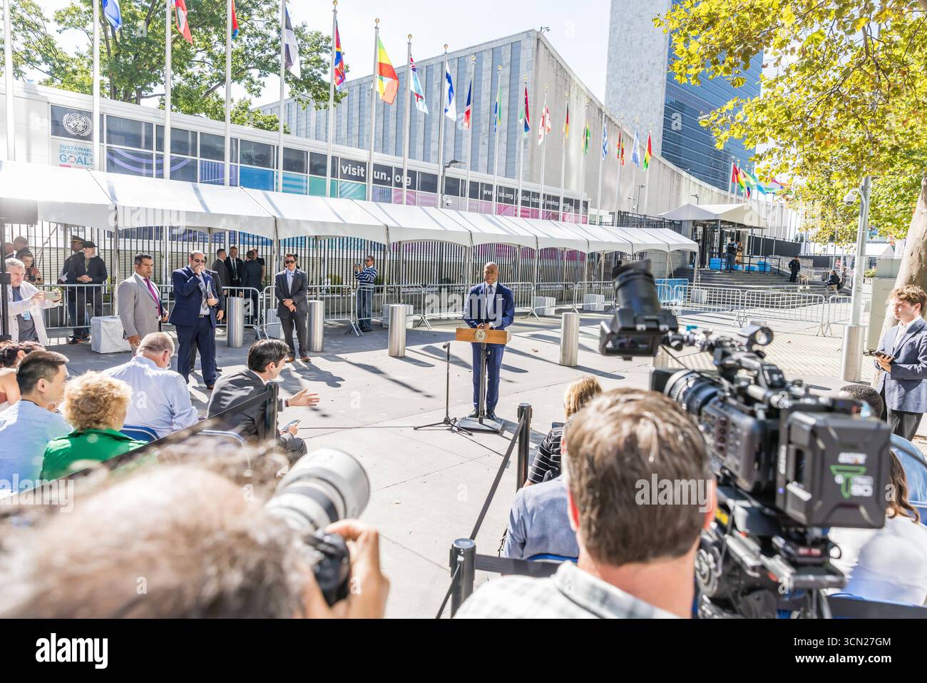 Conférence de presse au siège des Nations Unies à New York Jessica Tisch, commissaire du Département de police de New York NYPD, de gauche à droite, Eric Adams, maire de New York, et Matt McCool, agent spécial chargé du bureau de New York de l'USSS des services secrets des États-Unis, lors d'une conférence de presse au siège des Nations Unies à New York, États-Unis, le jeudi 18 septembre 2025. La 80e session de l’Assemblée générale des Nations Unies se déroule du 9 au 25 septembre, sur le thème mieux ensemble : 80 ans et plus pour la paix, le développement et les droits de l’homme. Banque D'Images
