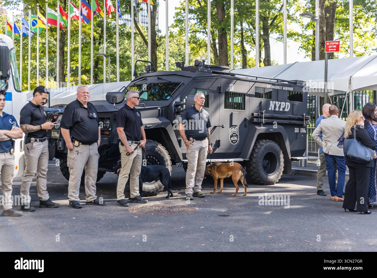Conférence de presse au siège des Nations Unies à New York Jessica Tisch, commissaire du Département de police de New York NYPD, de gauche à droite, Eric Adams, maire de New York, et Matt McCool, agent spécial chargé du bureau de New York de l'USSS des services secrets des États-Unis, lors d'une conférence de presse au siège des Nations Unies à New York, États-Unis, le jeudi 18 septembre 2025. La 80e session de l’Assemblée générale des Nations Unies se déroule du 9 au 25 septembre, sur le thème mieux ensemble : 80 ans et plus pour la paix, le développement et les droits de l’homme. Banque D'Images