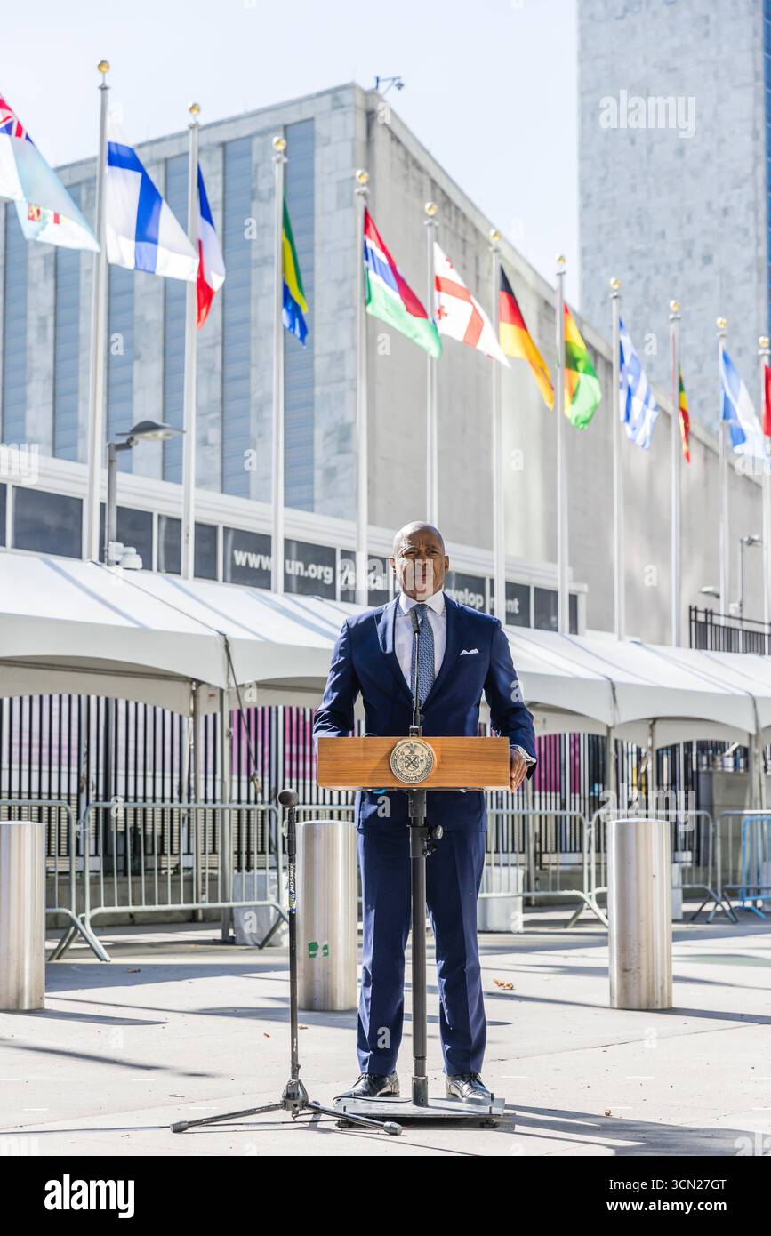 Conférence de presse au siège des Nations Unies à New York Jessica Tisch, commissaire du Département de police de New York NYPD, de gauche à droite, Eric Adams, maire de New York, et Matt McCool, agent spécial chargé du bureau de New York de l'USSS des services secrets des États-Unis, lors d'une conférence de presse au siège des Nations Unies à New York, États-Unis, le jeudi 18 septembre 2025. La 80e session de l’Assemblée générale des Nations Unies se déroule du 9 au 25 septembre, sur le thème mieux ensemble : 80 ans et plus pour la paix, le développement et les droits de l’homme. Banque D'Images