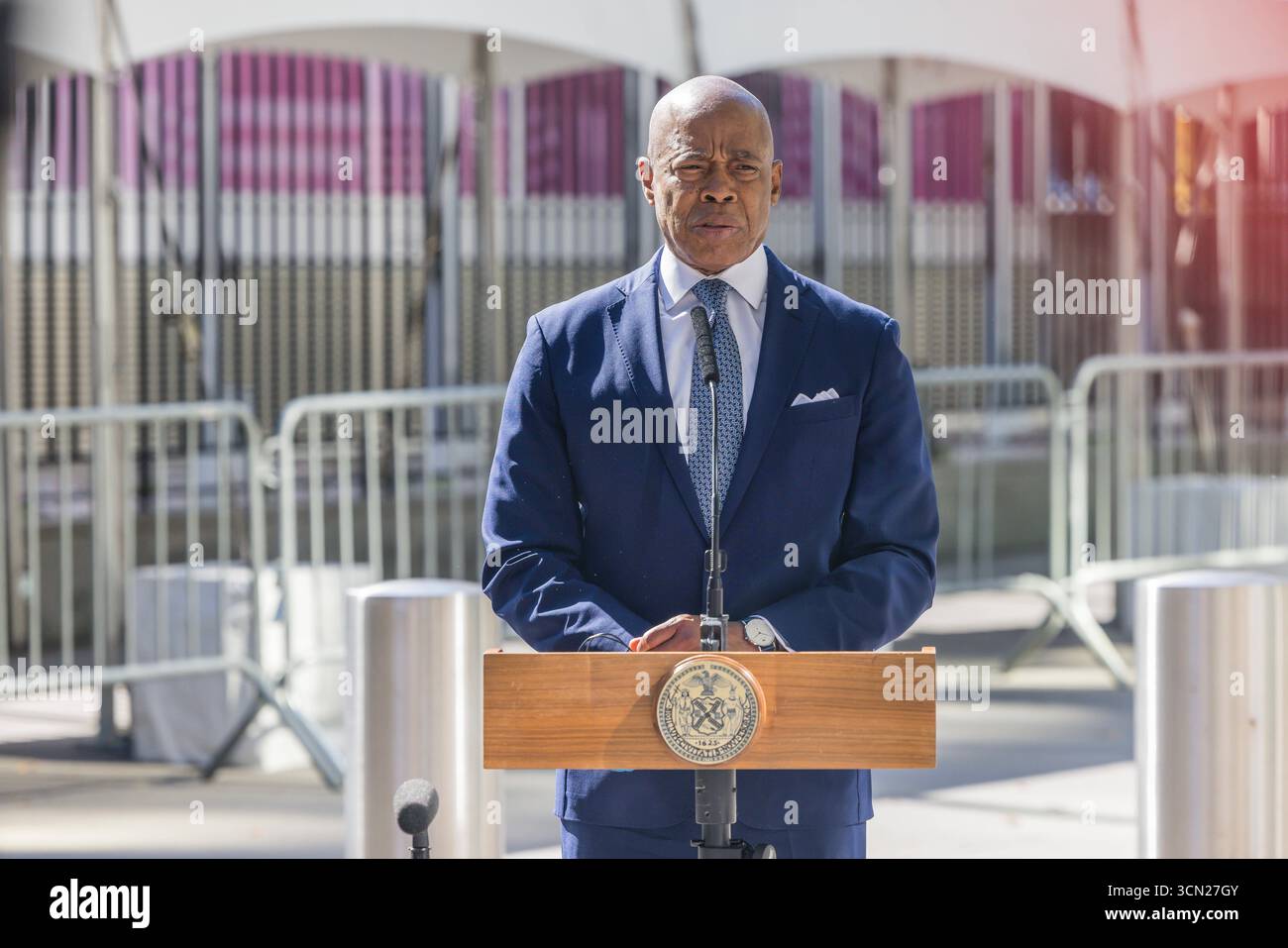 Conférence de presse au siège des Nations Unies à New York Jessica Tisch, commissaire du Département de police de New York NYPD, de gauche à droite, Eric Adams, maire de New York, et Matt McCool, agent spécial chargé du bureau de New York de l'USSS des services secrets des États-Unis, lors d'une conférence de presse au siège des Nations Unies à New York, États-Unis, le jeudi 18 septembre 2025. La 80e session de l’Assemblée générale des Nations Unies se déroule du 9 au 25 septembre, sur le thème mieux ensemble : 80 ans et plus pour la paix, le développement et les droits de l’homme. Banque D'Images