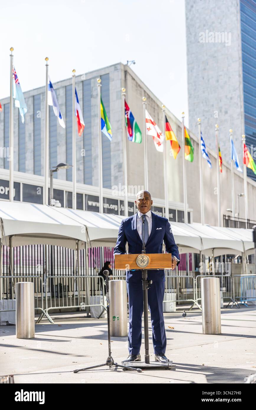Conférence de presse au siège des Nations Unies à New York Jessica Tisch, commissaire du Département de police de New York NYPD, de gauche à droite, Eric Adams, maire de New York, et Matt McCool, agent spécial chargé du bureau de New York de l'USSS des services secrets des États-Unis, lors d'une conférence de presse au siège des Nations Unies à New York, États-Unis, le jeudi 18 septembre 2025. La 80e session de l’Assemblée générale des Nations Unies se déroule du 9 au 25 septembre, sur le thème mieux ensemble : 80 ans et plus pour la paix, le développement et les droits de l’homme. Banque D'Images