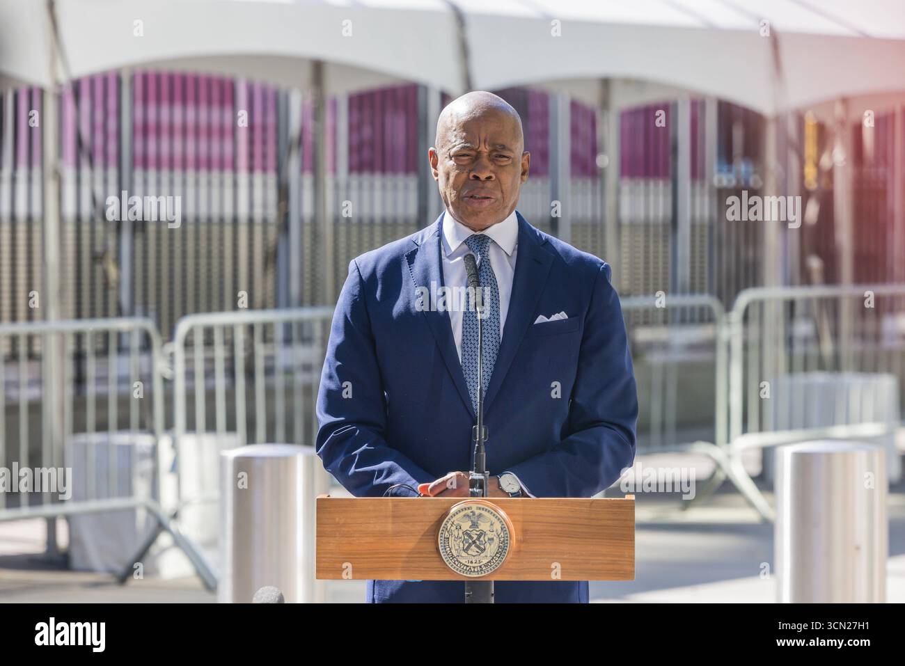 Conférence de presse au siège des Nations Unies à New York Jessica Tisch, commissaire du Département de police de New York NYPD, de gauche à droite, Eric Adams, maire de New York, et Matt McCool, agent spécial chargé du bureau de New York de l'USSS des services secrets des États-Unis, lors d'une conférence de presse au siège des Nations Unies à New York, États-Unis, le jeudi 18 septembre 2025. La 80e session de l’Assemblée générale des Nations Unies se déroule du 9 au 25 septembre, sur le thème mieux ensemble : 80 ans et plus pour la paix, le développement et les droits de l’homme. Banque D'Images