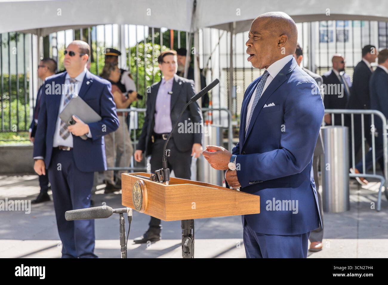 Conférence de presse au siège des Nations Unies à New York Jessica Tisch, commissaire du Département de police de New York NYPD, de gauche à droite, Eric Adams, maire de New York, et Matt McCool, agent spécial chargé du bureau de New York de l'USSS des services secrets des États-Unis, lors d'une conférence de presse au siège des Nations Unies à New York, États-Unis, le jeudi 18 septembre 2025. La 80e session de l’Assemblée générale des Nations Unies se déroule du 9 au 25 septembre, sur le thème mieux ensemble : 80 ans et plus pour la paix, le développement et les droits de l’homme. Banque D'Images
