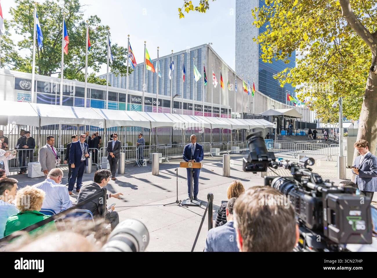 Conférence de presse au siège des Nations Unies à New York Jessica Tisch, commissaire du Département de police de New York NYPD, de gauche à droite, Eric Adams, maire de New York, et Matt McCool, agent spécial chargé du bureau de New York de l'USSS des services secrets des États-Unis, lors d'une conférence de presse au siège des Nations Unies à New York, États-Unis, le jeudi 18 septembre 2025. La 80e session de l’Assemblée générale des Nations Unies se déroule du 9 au 25 septembre, sur le thème mieux ensemble : 80 ans et plus pour la paix, le développement et les droits de l’homme. Banque D'Images