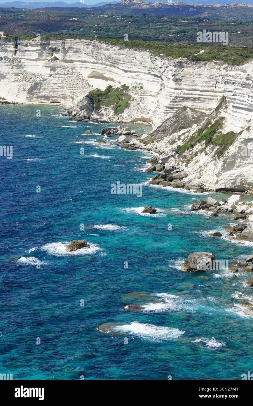 Superbe côte de falaise avec falaises de craie blanche, mer turquoise et rivage rocheux. Bonifacio, Corse, France Banque D'Images