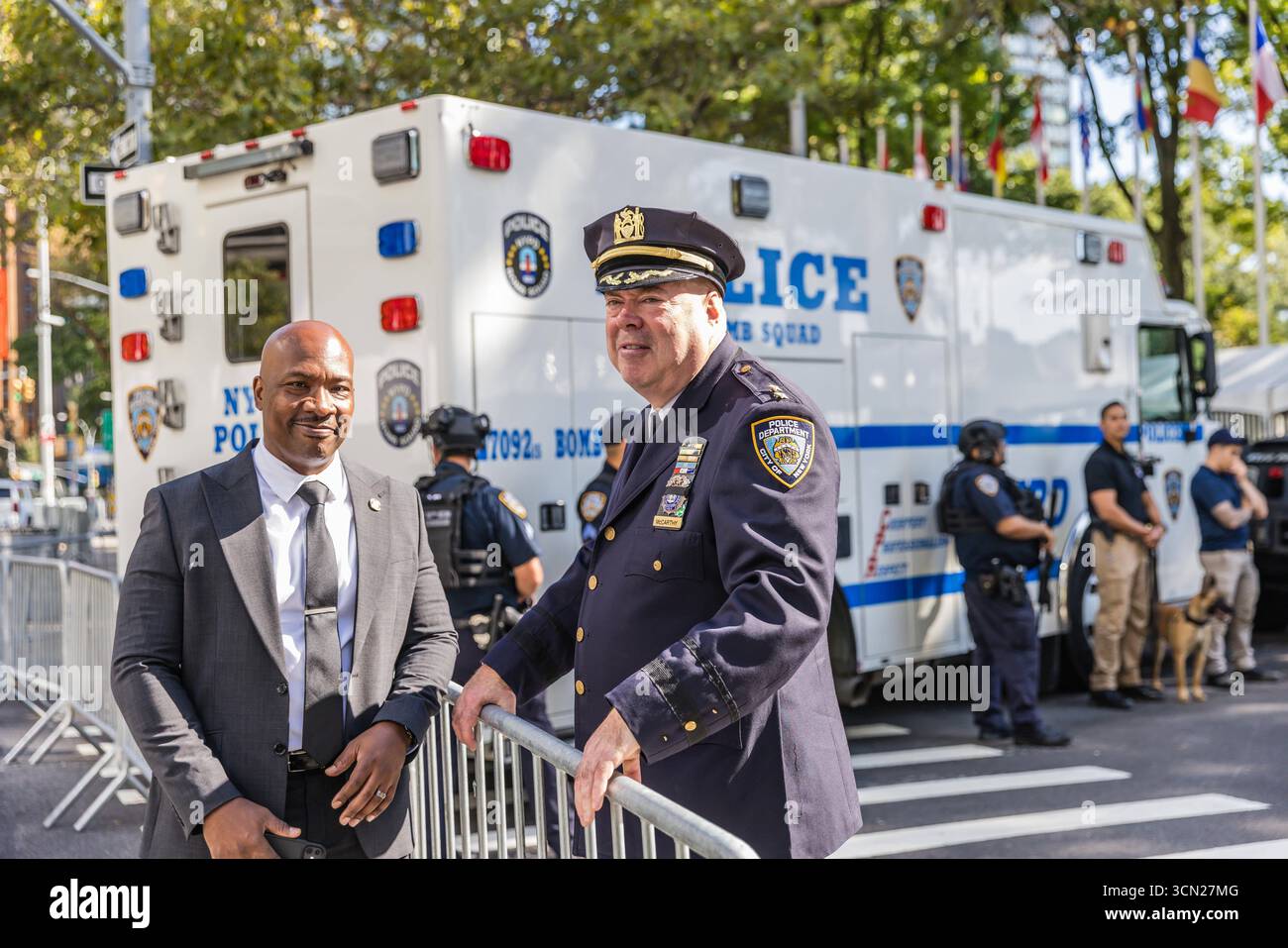 Conférence de presse au siège des Nations Unies à New York Jessica Tisch, commissaire du Département de police de New York NYPD, de gauche à droite, Eric Adams, maire de New York, et Matt McCool, agent spécial chargé du bureau de New York de l'USSS des services secrets des États-Unis, lors d'une conférence de presse au siège des Nations Unies à New York, États-Unis, le jeudi 18 septembre 2025. La 80e session de l’Assemblée générale des Nations Unies se déroule du 9 au 25 septembre, sur le thème mieux ensemble : 80 ans et plus pour la paix, le développement et les droits de l’homme. Banque D'Images