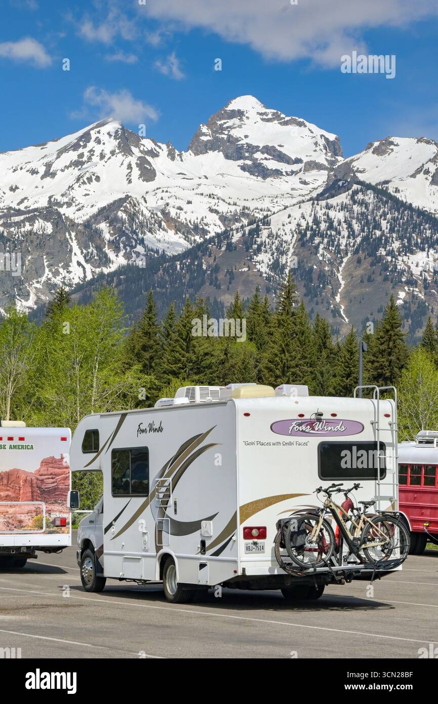 Jackson, Wyoming, États-Unis - 28 mai 2025 : camping-cars garés devant les montagnes enneigées dans le parc national de Grand Teton Banque D'Images