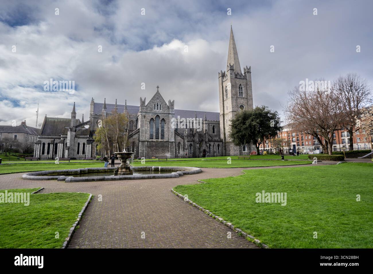 L'Irlande, connue sous le nom d'île d'émeraude, est célèbre pour ses paysages verdoyants, ses côtes accidentées et ses charmants villages. Riche en histoire et culture. Banque D'Images