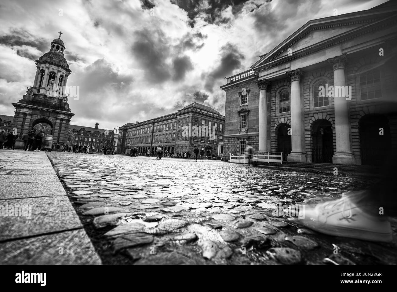 L'Irlande, connue sous le nom d'île d'émeraude, est célèbre pour ses paysages verdoyants, ses côtes accidentées et ses charmants villages. Riche en histoire et culture. Banque D'Images