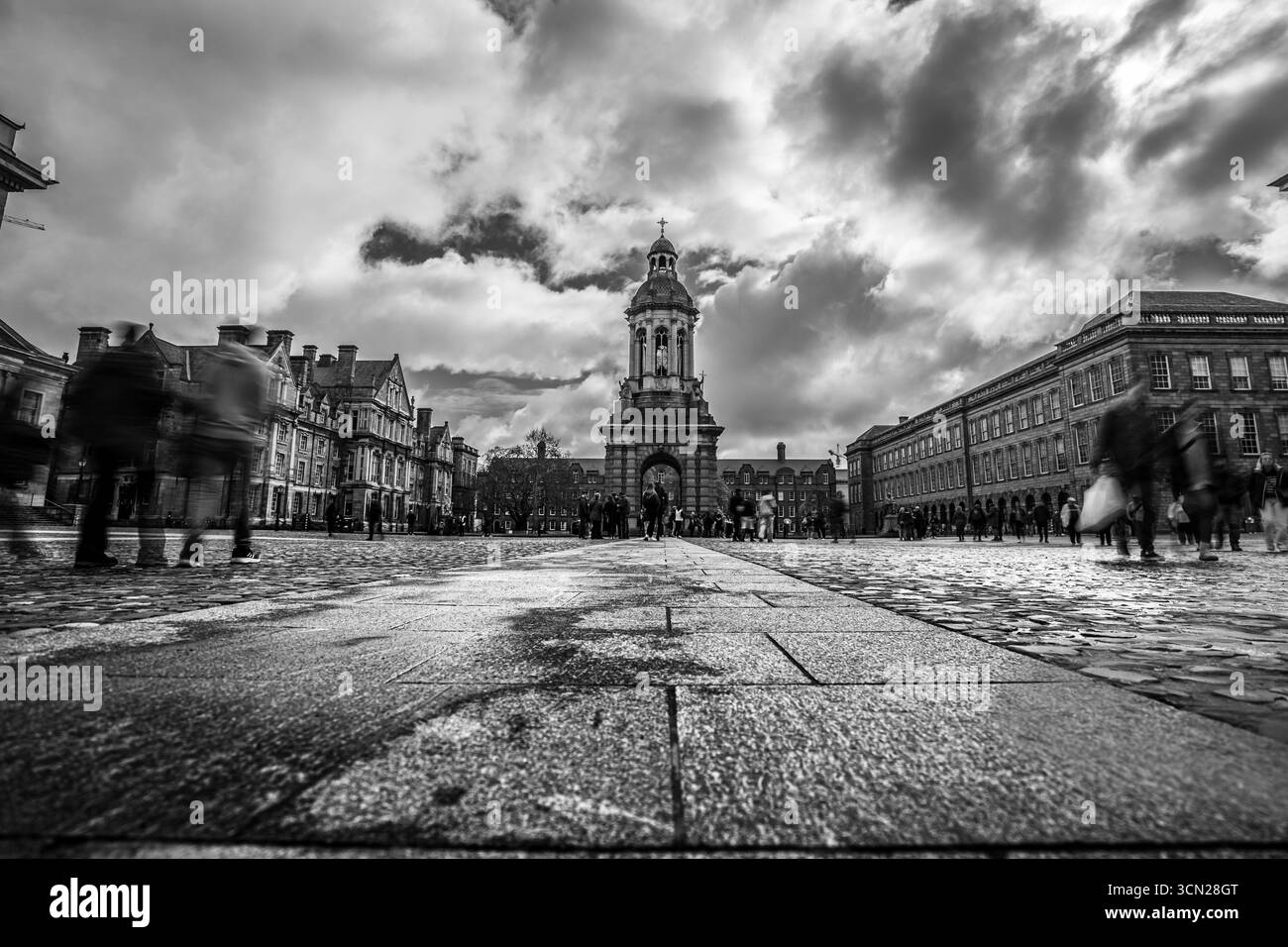 L'Irlande, connue sous le nom d'île d'émeraude, est célèbre pour ses paysages verdoyants, ses côtes accidentées et ses charmants villages. Riche en histoire et culture. Banque D'Images