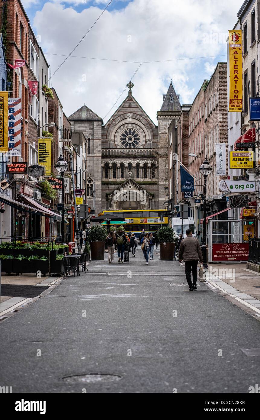L'Irlande, connue sous le nom d'île d'émeraude, est célèbre pour ses paysages verdoyants, ses côtes accidentées et ses charmants villages. Riche en histoire et culture. Banque D'Images