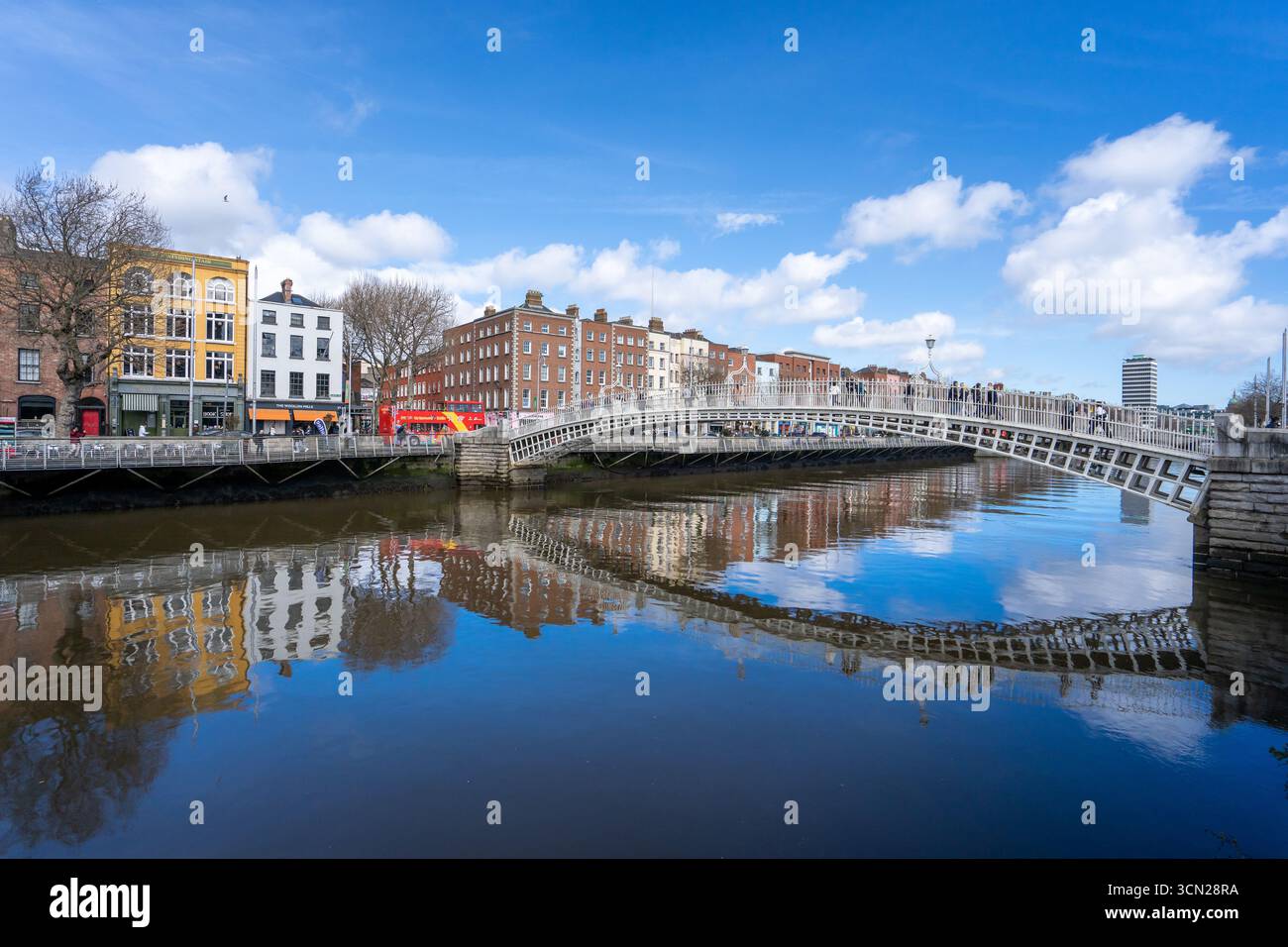 L'Irlande, connue sous le nom d'île d'émeraude, est célèbre pour ses paysages verdoyants, ses côtes accidentées et ses charmants villages. Riche en histoire et culture. Banque D'Images