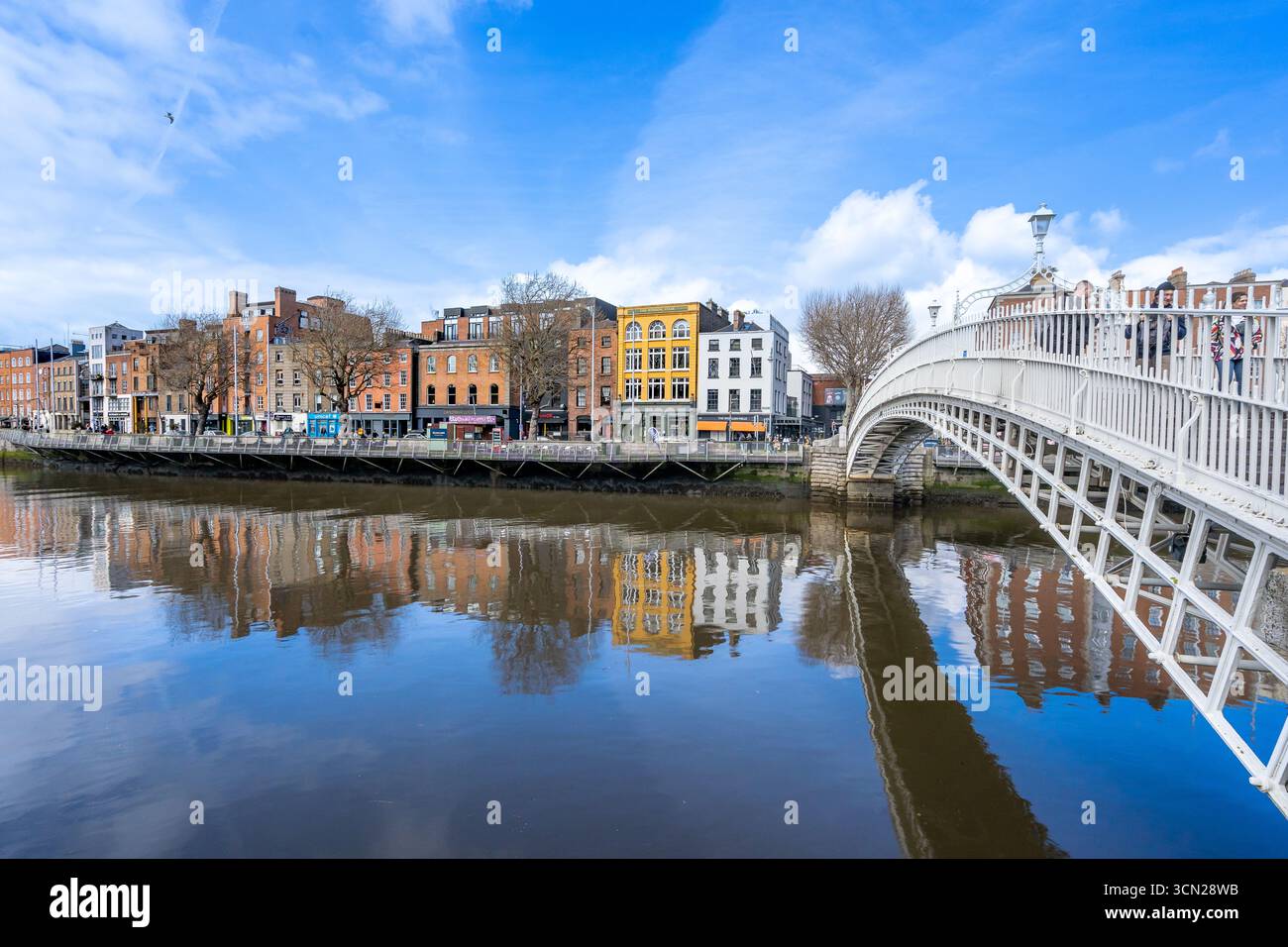 L'Irlande, connue sous le nom d'île d'émeraude, est célèbre pour ses paysages verdoyants, ses côtes accidentées et ses charmants villages. Riche en histoire et culture. Banque D'Images