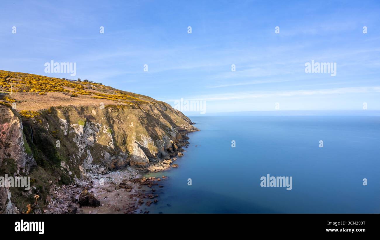L'Irlande, connue sous le nom d'île d'émeraude, est célèbre pour ses paysages verdoyants, ses côtes accidentées et ses charmants villages. Riche en histoire et culture. Banque D'Images