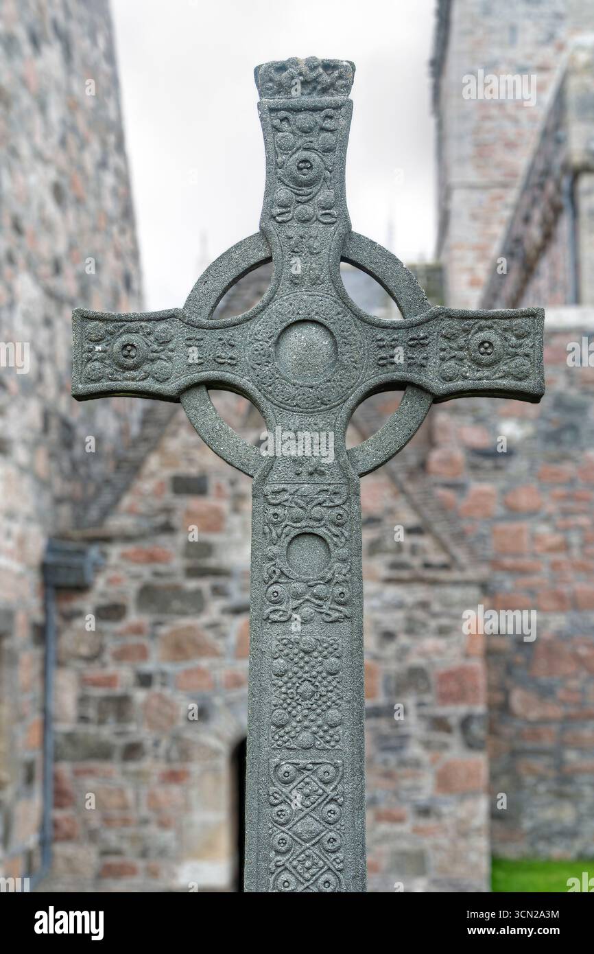 Royaume-Uni - Iona - Iona Abbey Croix celtique - nœuds altérés s'élevant entre des murs de pierre brute Banque D'Images