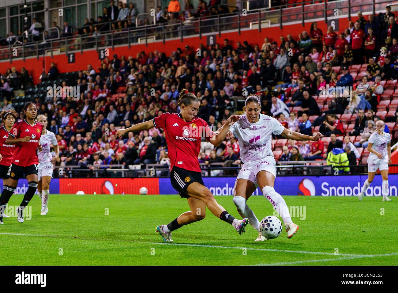 Maya le Tissier défie la joueuse SK Brann pour Manchester United Women vs SK Brann lors du 3e tour de qualification pour l'UEFA Champions League au Leigh Sports Village le 18 septembre 2025 Banque D'Images