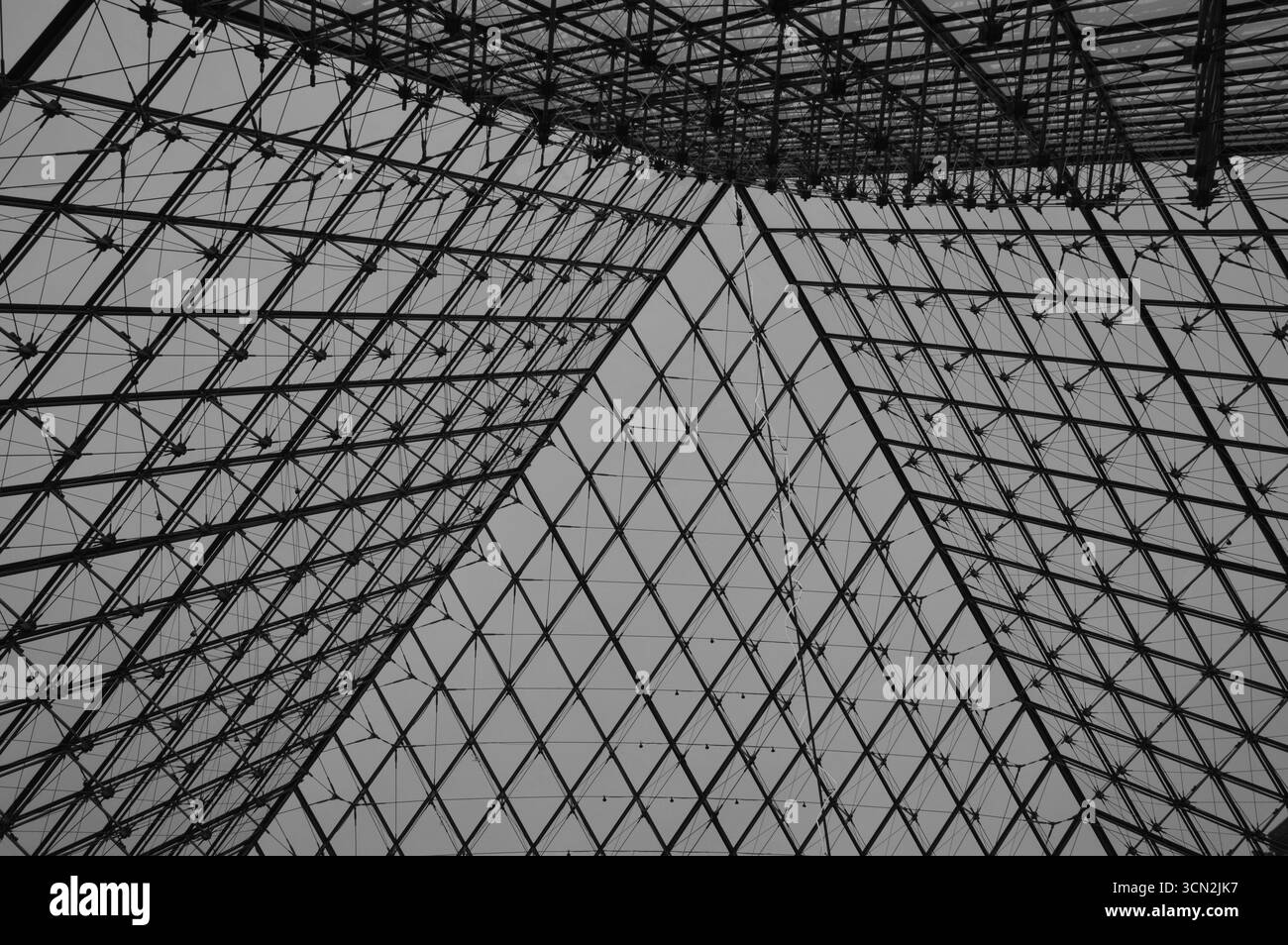 Vue intérieure de la structure en verre de la pyramide du Louvre, monument architectural emblématique de Paris, France. Photographié en janvier. Banque D'Images