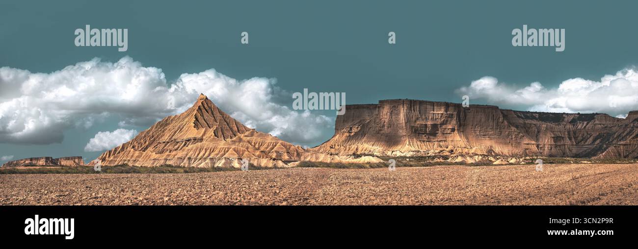 La pyramide-colline de grès et le plateau de Bardenas Reales, panorama Banque D'Images